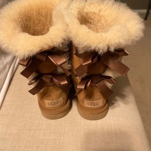 Women's UGG Bailey Bow Boot - Size 8 in Chestnut